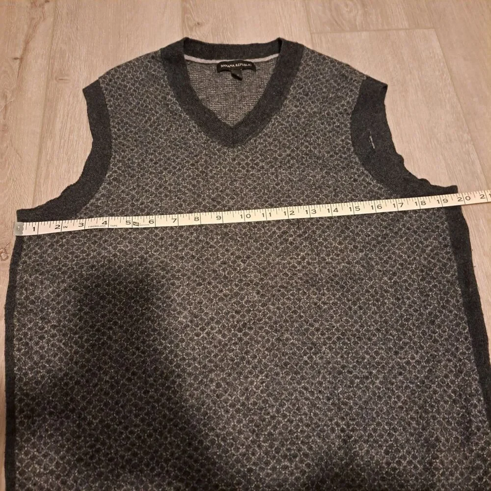 Banana Republic Sweater Vest Mens M Gray Wool Blend‎ Diamond VNeck Knit Pullover